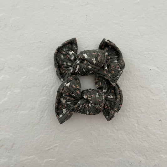 Moss Ribbed Floral Piggy Clips